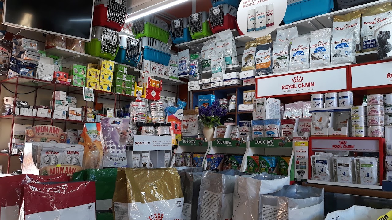 Interior de Veterinaria Puppys, local con productos e insumos veterinarios en Flores